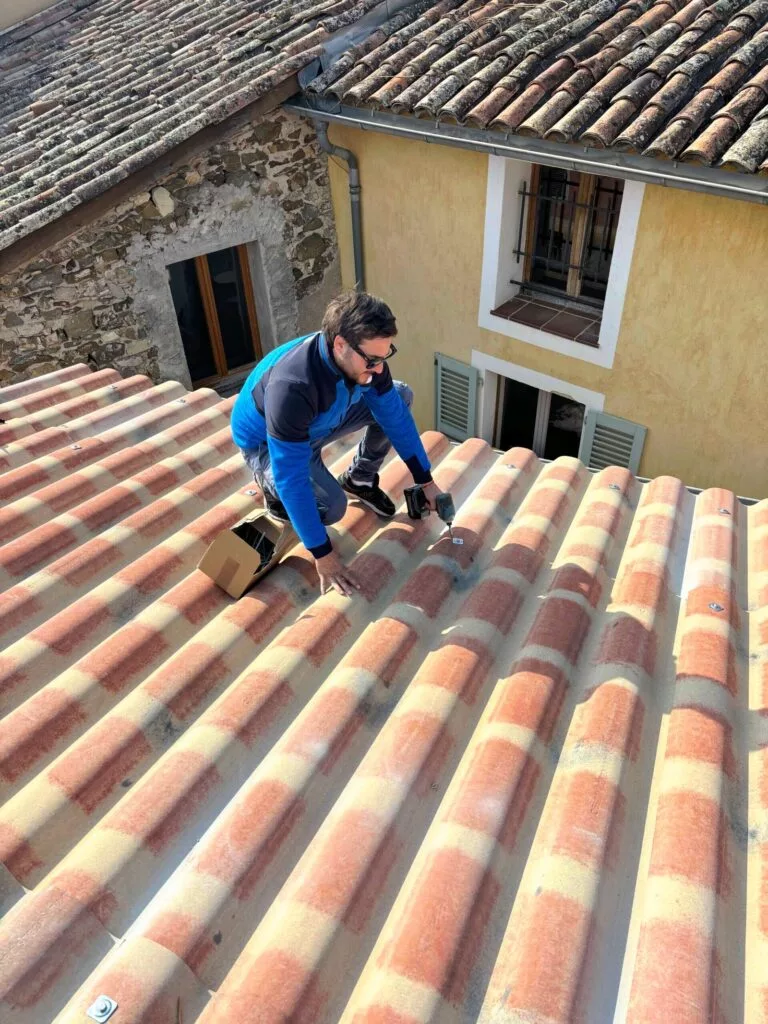 Couvreur au travail sur une toiture
